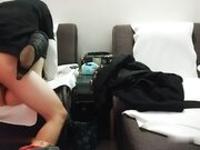 小伙大战熟女人妻 急不可耐衣服都不来不及脱完 扑倒在床上开始插入