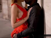 她厌倦了为她的白人男友每次做爱都要假装高潮