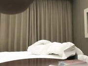 约了个白色外套苗条身材妹子啪啪，翘起屁股口交上位骑坐后入大力猛操