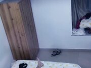 同居情侣晚上做爱呻吟太大声把房东给吸引过来偷窥两人还挺会玩的