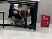 外甥乱伦舅妈剧情 风骚白领舅妈穿着性感带爱心黑丝勾引外甥在办公室被操