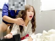 外甥乱伦舅妈剧情 风骚白领舅妈穿着性感带爱心黑丝勾引外甥在办公室被操