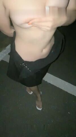 小萝莉户外露出 公厕啪啪 撒尿 美胸粉鲍 夜幕下公共场合好刺激