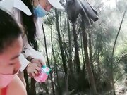 户外伺候姐妹花 轮流给舔大鸡巴 躺在地上享受骚女的口活服务直接上位抽插