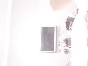 极品深圳小婊妹露脸让小哥各种玩弄 淫声荡语调教抠她骚穴床上给她干尿了