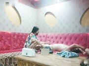 歌厅选两个兼职美女大学生唱唱歌就玩四P