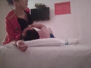 足浴会所撩妹苗条制服高跟女技师给了不少现金和妹子在房间按摩床浴室开干