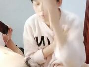 漂亮大眼睛萌妹小辣椒有奶水么么哒 我来按摩男友的小鸡鸡了