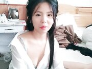 性感小美女全程露脸发骚 撸着大鸡巴口交 衣服都没脱完就直接坐在小哥身上抽插