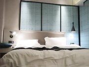 御姐范紧身牛仔裤性感外围女被大屌男舔奶玩逼 床上狠狠抽插 趁美女不备插她菊花