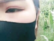 剧情演绎小少妇户外田间地头勾搭农民啪啪性爱 裤子都没脱掏出鸡巴来口交