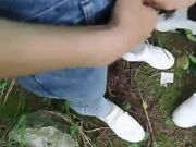 两男一女户外调情勾搭专往没人的小树林里走 两骚男把小少妇扒光激情口交