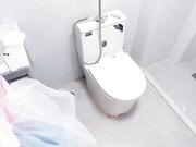 给大舅家女儿送衣服，撞见表妹洗澡，强闯进卫生间狂操一番之后换上新买的洛丽塔短裙按在桌子上直接内射