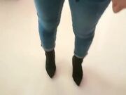 小伙跟邻居媳妇的风流韵事 趁她家中无人翻墙进去 舔穴水好多后入插进去大白臀