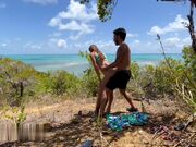 海边女神非常喜爱露出丝毫不顾及其他游客的目光