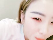 晴儿宝贝~给哥哥口舔了那么久~都硬不起来~真想一口吃掉它！求操~BB瘙痒难受~狼友们快来艹死她！