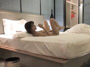 深夜场约了个高颜值大长腿嗲嗲妹子，蹲着口交舔弄上位骑乘侧入抽插操！