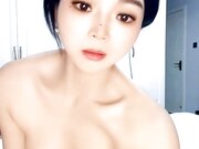 颜值不错的小少妇跟大哥激情啪啪，口活棒棒哒深喉舔弄大鸡巴，激情上位让大哥吃奶抠逼无套爆草内射中出好骚