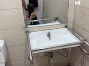 父女乱伦剧情 禽兽父亲和女儿公厕野战逼逼里塞入震蛋逛街被路人发现