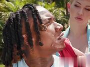 疯狂的大奶熟女抓到种马吃他们的大鸡巴现在想要回报反向轮奸大鸡巴猛男