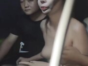 身材一流少妇户外直播露营被两壮汉要挟_轮流进入帐篷内与少妇交流