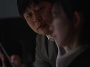 错过末班车借宿后辈家 超小单间被迫亲密接触1