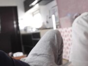 错过末班车借宿后辈家 超小单间被迫亲密接触3