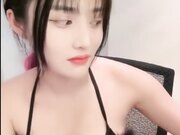 烈焰红唇漂亮小姐姐 翘起内衣单腿网袜 蹲着抓屌吸吮 扒开内裤自慰