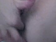 他像一头发狂的公牛一样操我 打开我的屁眼和骚逼狠狠地操翻我