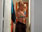 继母的假日她的比基尼让我欲火中烧 所以她帮我射精释放