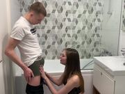 与迷人的美女在淋浴时做爱她非常的饥渴疯狂的榨取精液