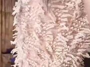 给美女邻居换灯泡竟然发现她没穿内裤 有点受不了直接强推了她