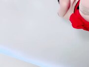 红衣小骚货半推半就深喉吞吊，无套狂操精彩刺激