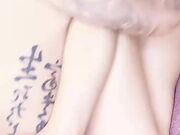 被炮友猛干粉穴干着干着往菊花里捅双洞轮着操被干的伸出舌头表情好爽