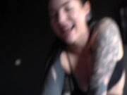 室友去商店了 他的荡妇女友没等他回来就勾引我操她的骚逼