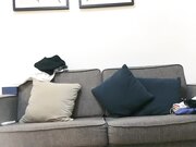 沙发上操舌吻调情抽插上位骑坐，呻吟娇喘非常诱人