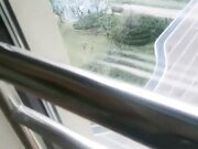 双飞漂亮人妻 大白天光着身体在阳台上啪啪 撅着屁屁被小哥哥轮流输出 骚叫不停