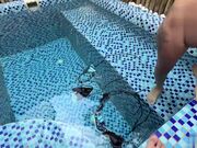 娇小女孩翘臀在泳池被操第一人称视角看骚逼淫荡的样子