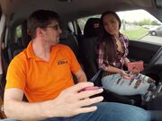 她在高速上性瘾突发变得超级饥渴只好委屈一下大鸡巴顾客了