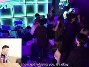 乐奈子搭讪游戏书呆子赢得挑战与可爱黑发女郎发生性关系