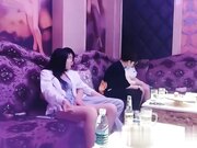 叫来苗条大长腿美女公主唱歌聊天黑丝唱完跟好兄弟换两妹子加钱啪啪