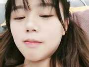 顏值不錯淫蕩妹子小穴被摳噴水床單全濕透