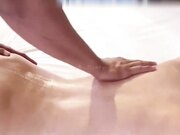 被按摩师按中敏感地带 受不了惨变3P无套激战