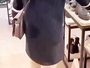 在校大学生体验优衣库啪啪 大屁股美臀被操得啪啪响 真是太刺激了