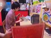 套路吃拌面的学生妹 开车送她 动手动脚