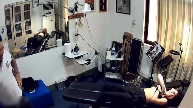 纹身诊所里偷拍奶子超大白嫩的妹子