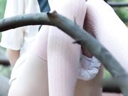 小萝莉坐在树上展示她的粉嫩骚穴