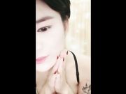 短发很有气质的纹身妹开直播赚外快