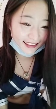 漂亮萌妹子学生制服漏奶漏逼尿尿