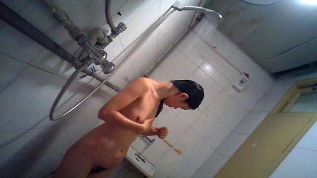 偷拍到的長得很正點的長發美眉沐浴